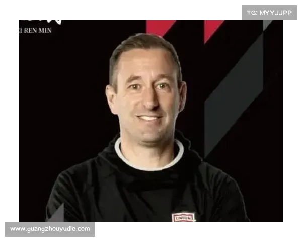 西班牙名帅奥斯卡执教大连鲲城中甲赛场表现稳定展现球队坚韧实力